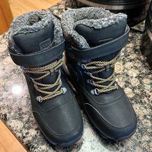 Nearly new boys snow boots, size 3